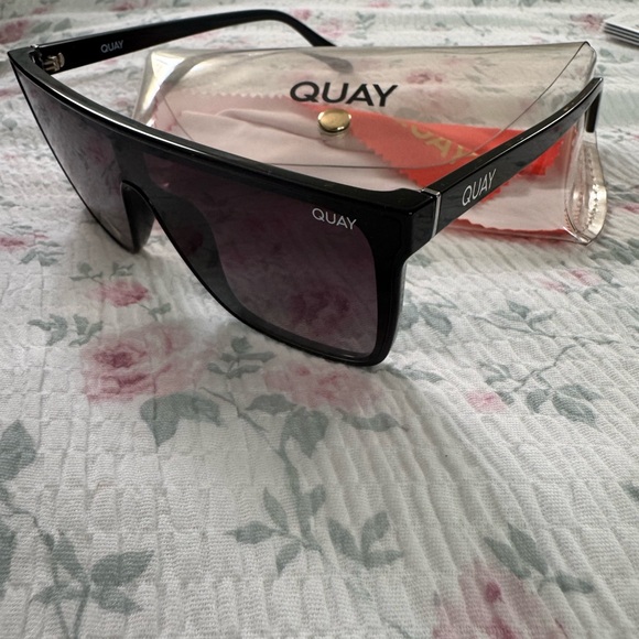 Quay Australia Black Shield Sunglasses - Picture 2 of 2